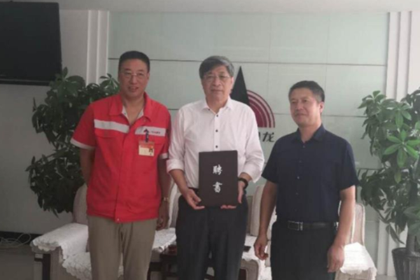 丹东奥龙射线集团与装备院士专家工作站 举行续签合作协议仪式